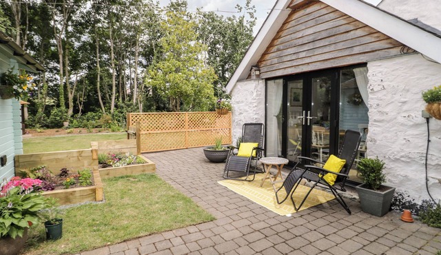THE OLD STABLE, with hot tub in Conwy
