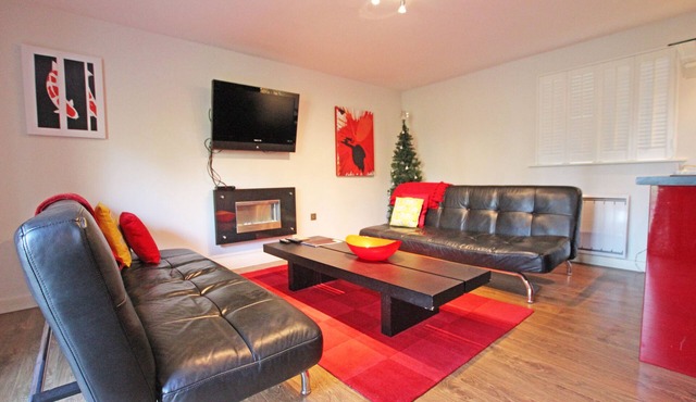 The Old Stables - Contemporary Cottage Surrounded by Woodland and Vineyards