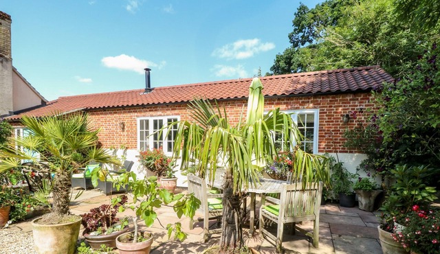 THE OLD STABLES, pet friendly, character holiday cottage in Litcham