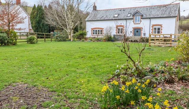 THE OLD STABLES, pet friendly, character holiday cottage in Exford