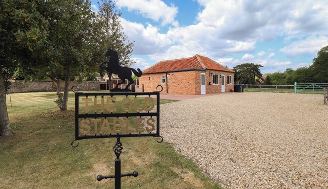 THE OLD STABLES, pet friendly, with a garden in Folkingham