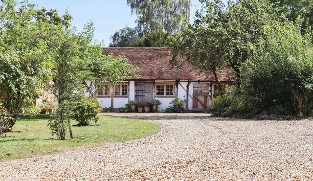 THE OLD STABLES, pet friendly, character holiday cottage in Headcorn