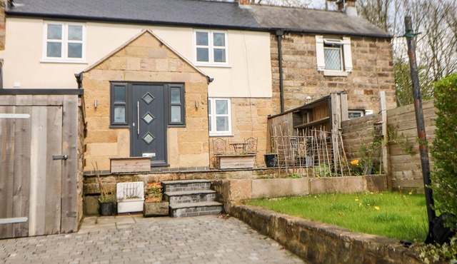 THE OLD STABLES, pet friendly, character holiday cottage in Matlock