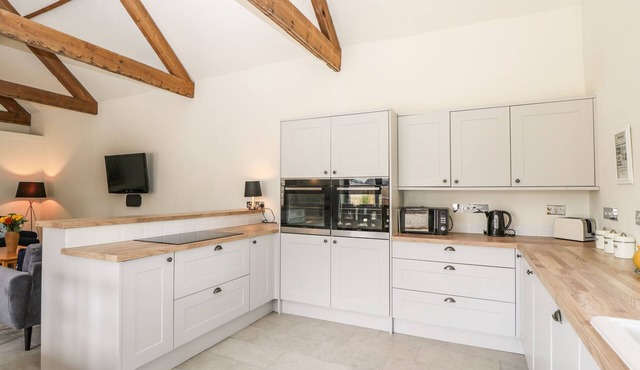 THE OLD STABLES, pet friendly, with a garden in Gillingham