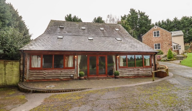 THE OLD STABLES, pet friendly, with a garden in Upton Bishop