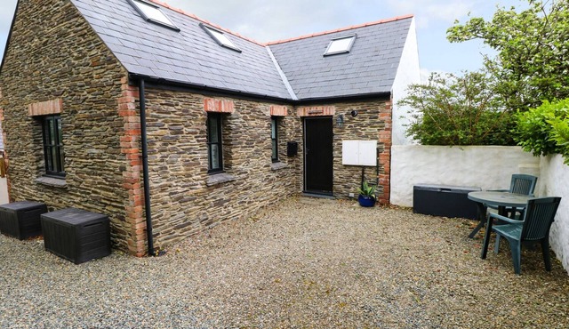 THE OLD STABLES, romantic, character holiday cottage in Fishguard