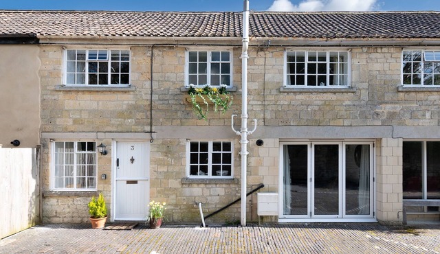 The Old Stables. Sleeps 6, just 10mins from bath by train 15mins by car