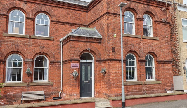 THE OLD STATION HOUSE, pet friendly, with hot tub in Withernsea