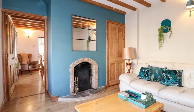 THE OLD SWEET SHOP, pet friendly, with open fire in Scalford