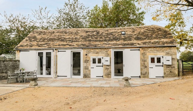 THE OLD SWILL HOUSE, pet friendly, luxury holiday cottage in Foxham