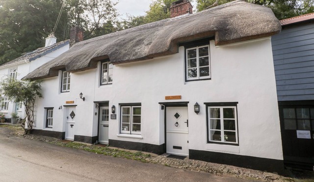 THE OLD THATCH, pet friendly, character holiday cottage in Porlock