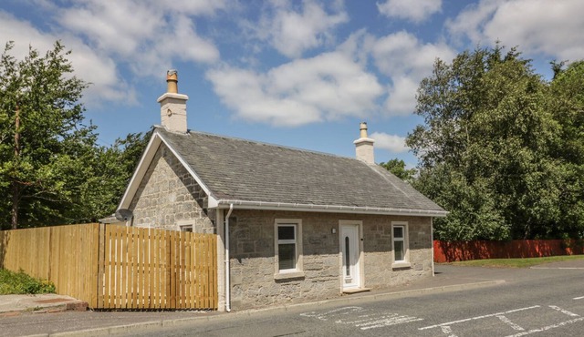 THE OLD TOLL COTTAGE, pet friendly, with a garden in Muirkirk