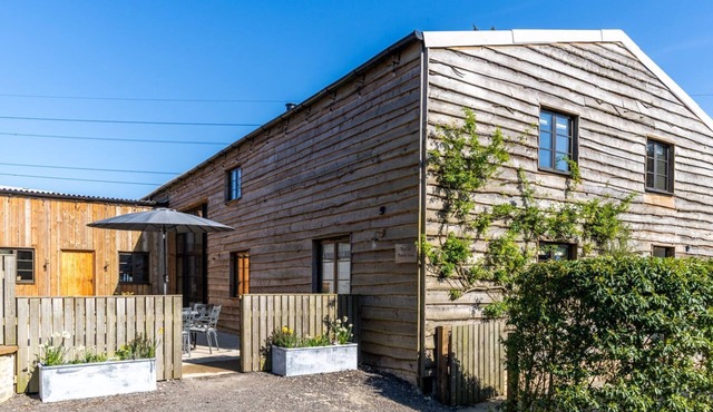 The Old Tractor Shed, Cheltenham - sleeps 12 guests in 5 bedrooms