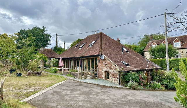 The Old Tractor Shed by inspirestays.com - a cottage that sleeps 4 guests in 2 bedrooms