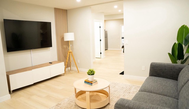 The Old Trafford - Stylish 2 bedroom suite | Banff | YYC Airport | U of C | SAIT