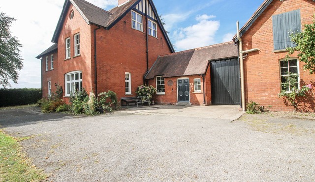 THE OLD VICARAGE, family friendly, with open fire in Leominster