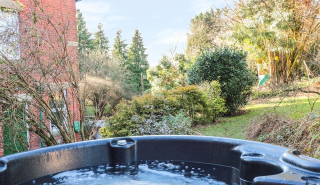 THE OLD VICARAGE, pet friendly, luxury holiday cottage in Peterchurch