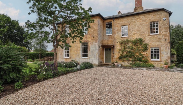 THE OLD VICARAGE, pet friendly, with a garden in Merriott