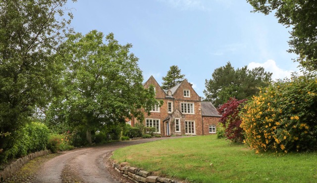 THE OLD VICARAGE, pet friendly, character holiday cottage in Tiverton