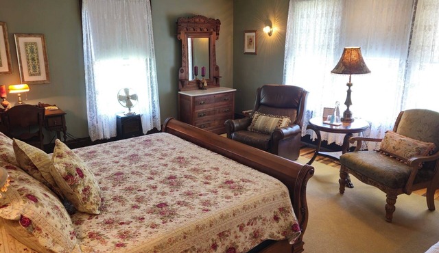 The Old Victorian, Relaxing 4-bedroom Bed & Breakfast in Historic Alderson, WV, with AC, WiFi
