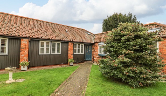 THE OLD WAGON SHED, pet friendly, with hot tub in Leven Near Beverley