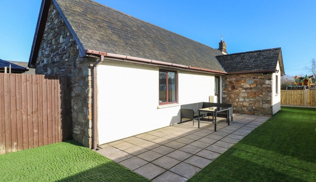 THE OLD WELL BUNGALOW - TY MAWR FARM, pet friendly in Cardiff