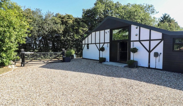 THE OLD WORKSHOP, family friendly, with hot tub in Harrietsham