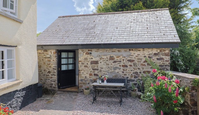 THE OLD WORKSHOP, pet friendly, with a garden in Knowstone