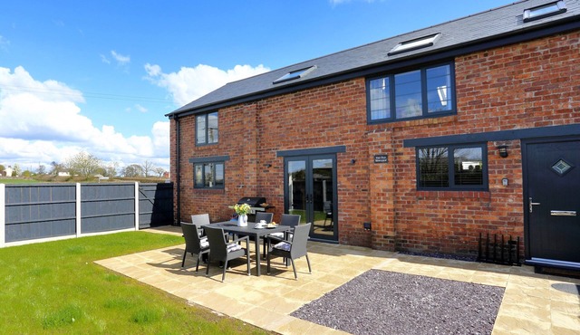 THE OLD WORKSHOP, pet friendly, with a garden in Wem