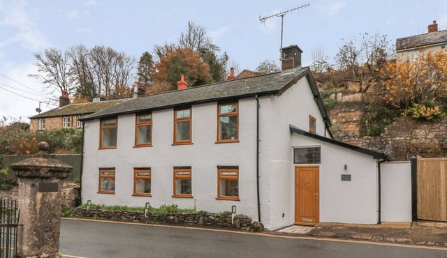 THE OLD WORKSHOP, pet friendly, with open fire in Dulverton