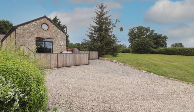 THE OLD WORKSHOP, romantic, luxury holiday cottage in Denbigh