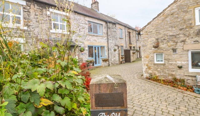 THE OLD WORKSHOP, with a garden in Castleton, Peak District