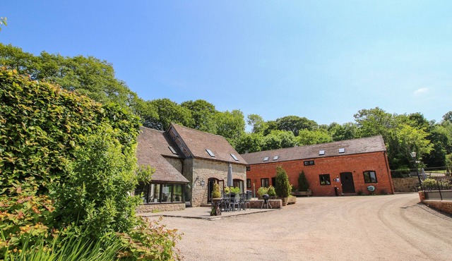 THE OLDE COW HOUSE, pet friendly, with pool in Cardington