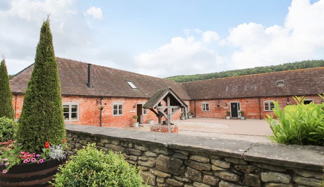 THE OLDE COWSHED, pet friendly, character holiday cottage in Westhope