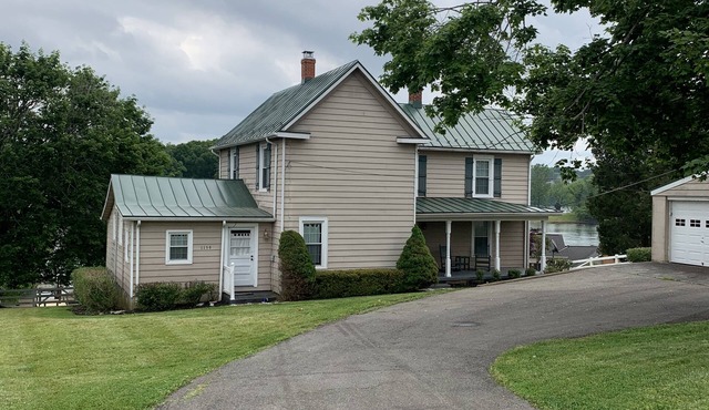 The Olde Farmhouse Spacious Lakefront House with Amazing View
