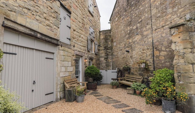 THE OLDE STABLES, family friendly in Warkworth
