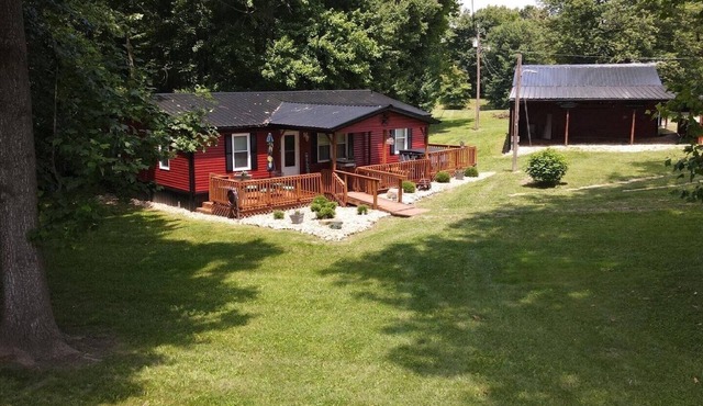 The Ole' Farmhouse w Guest Suite and Hot Tub
