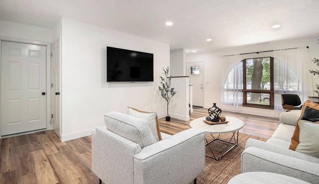 The Olive Branch |2 bed 2 bath| Wine Bar