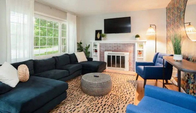The Olive Door Oasis - Large house in a quiet neighborhood with yard and grill!