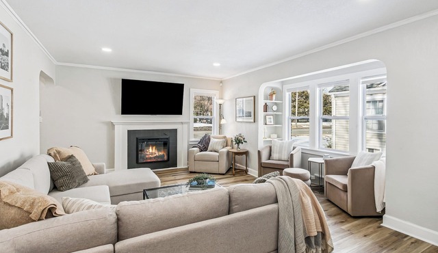The Oliver House - 3 King Beds - Walk to Bars & Shopping - Indoor Gym & Fire Pit