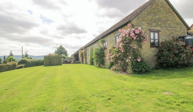 THE ONIBURY, family friendly, with pool in Ludlow