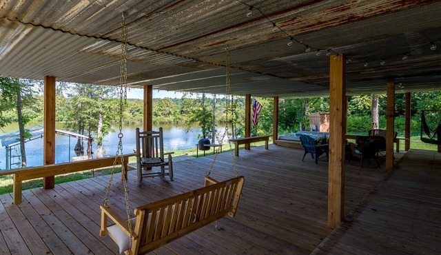 The only VRBO on the North end of Toledo Bend. Cabin with lakefront access