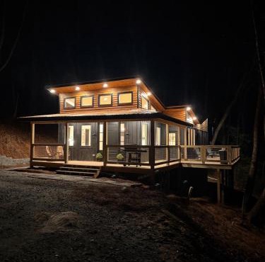 The Onyx- Walk to Falls, Hot Tub, Resort Access