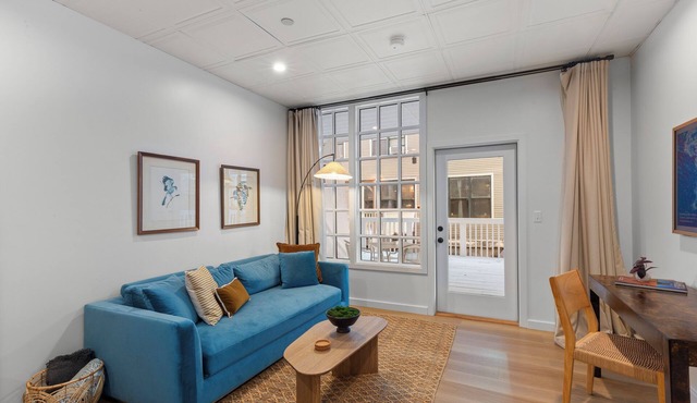 The Optimist Guesthouse 5 -Downtown loft with gym, sauna, deck overlooking river