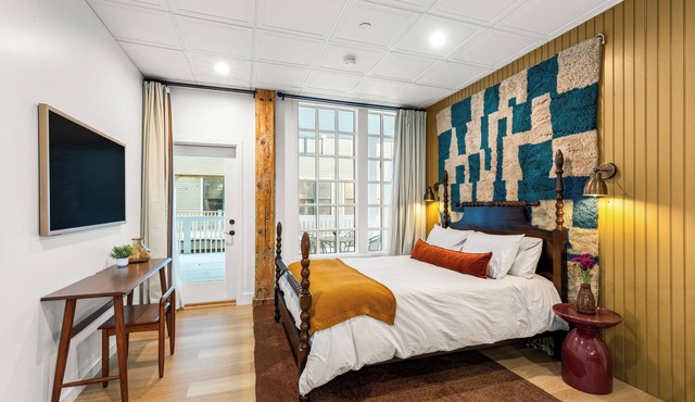 The Optimist Guesthouse 4 - Downtown loft - gym, sauna, deck on the river