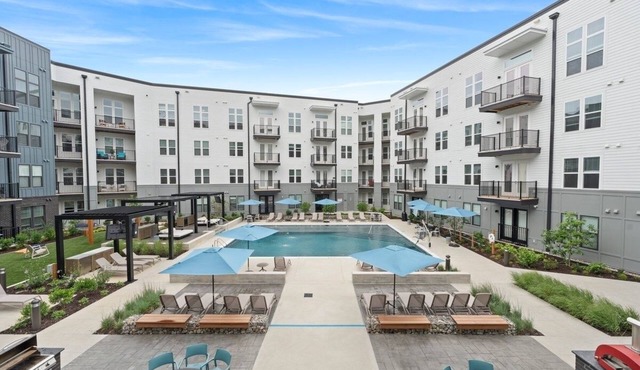 The Opulence 1-Bedroom Apartment - Downtown VCU with Gym, Pool & Parking