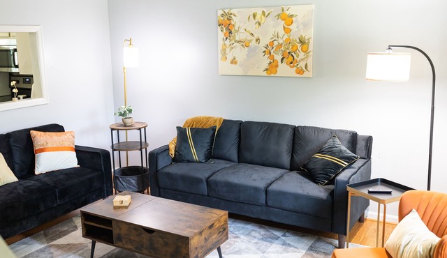The Orange House - Only 4 Minutes from LU