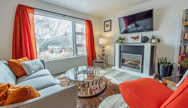 "The Orange Suite" 2BR Vintage Vibe, Chefs Kitchen