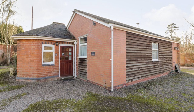 THE ORANGERY, pet friendly, with pool in Upton Upon Severn