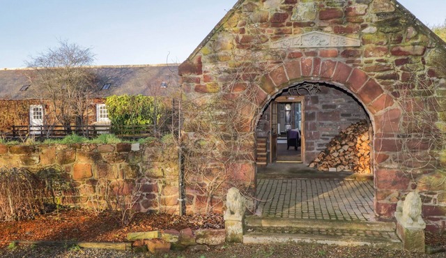 THE ORANGERY, pet friendly, character holiday cottage in Turriff